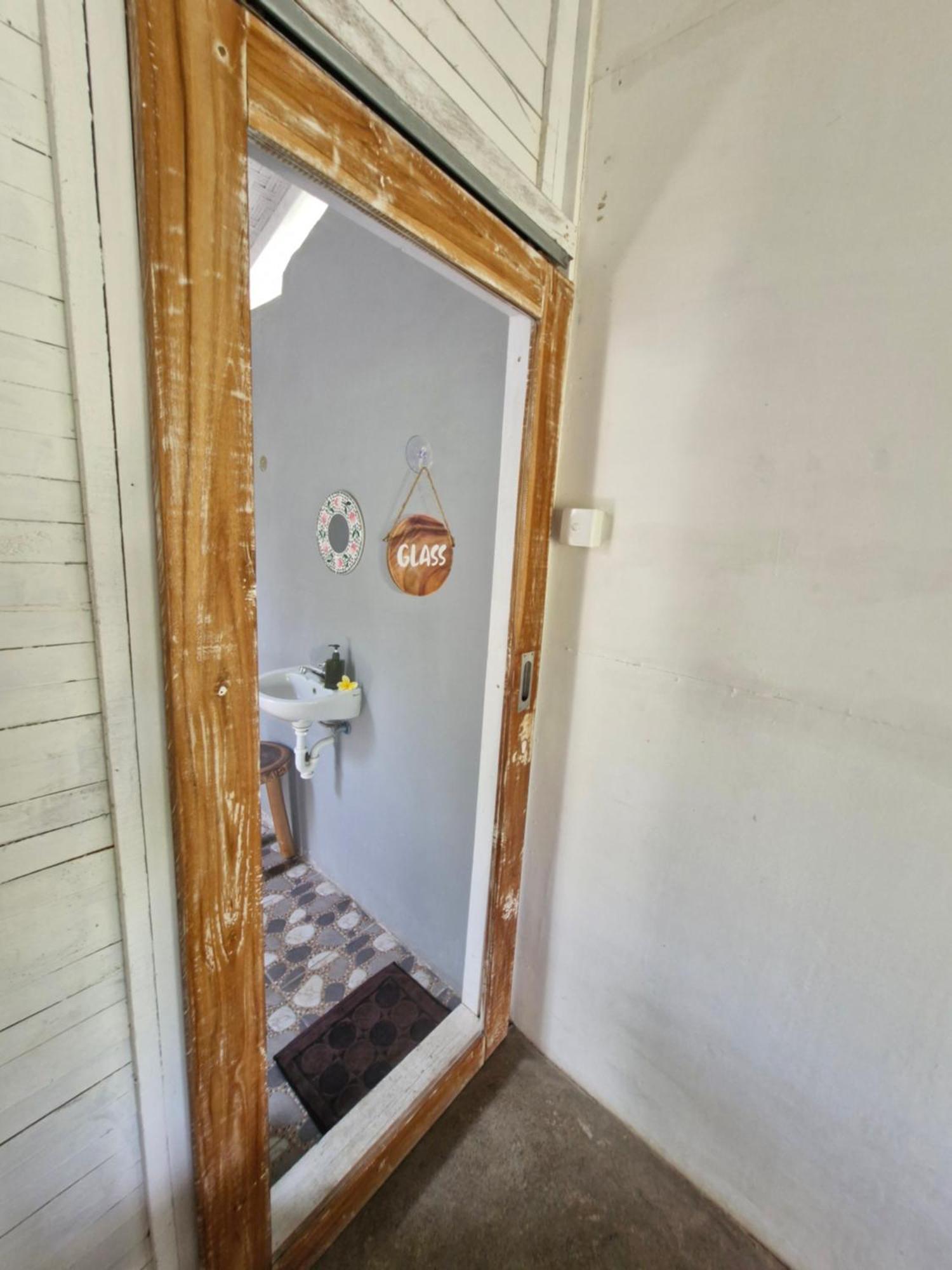 The Layar Homestay Batununggul Exterior photo