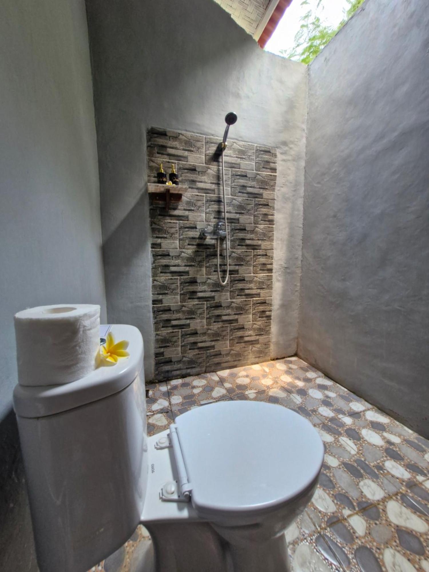 The Layar Homestay Batununggul Exterior photo