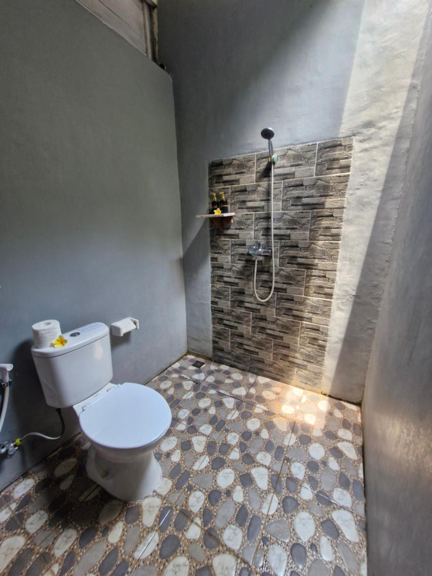 The Layar Homestay Batununggul Exterior photo