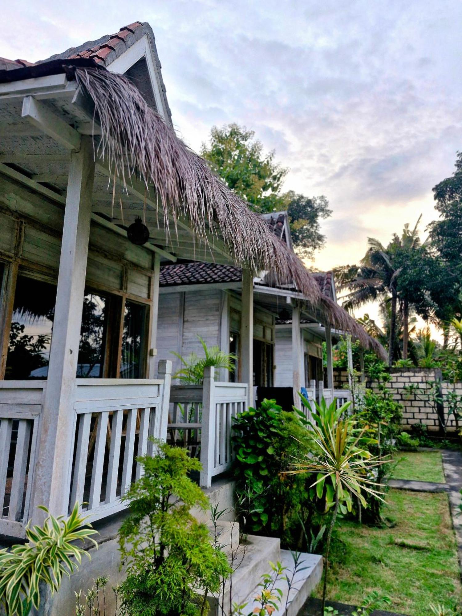 The Layar Homestay Batununggul Exterior photo
